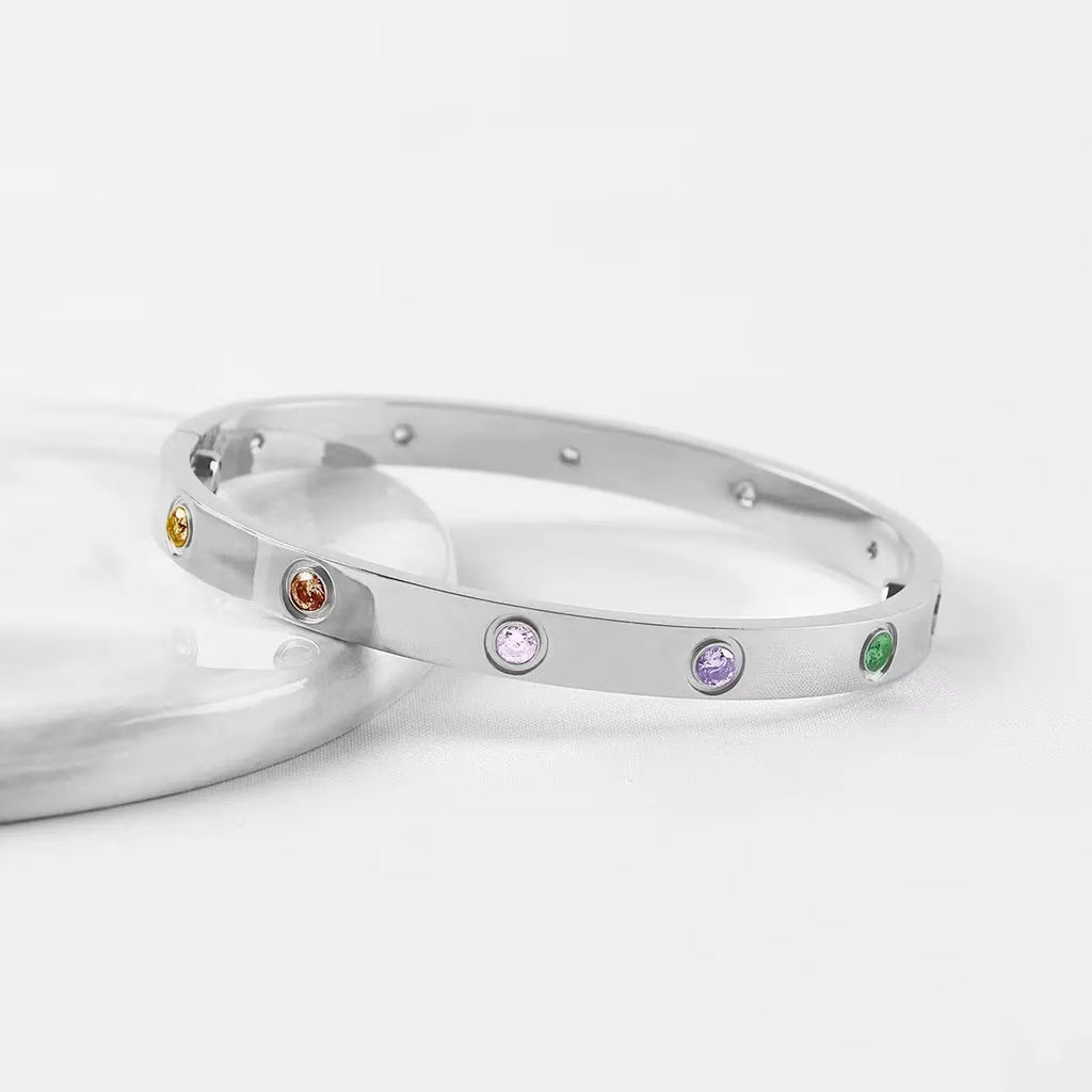 XP1X66K7K Popular Bracelets with a screwdriver