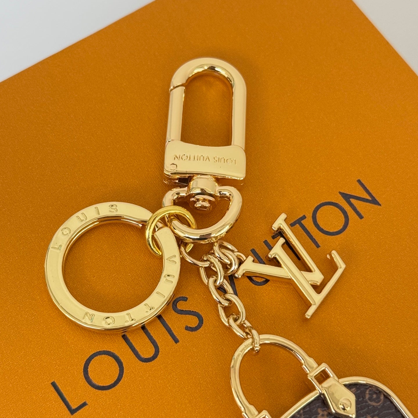 A1Z105E45 Popular bag 's charms accessories