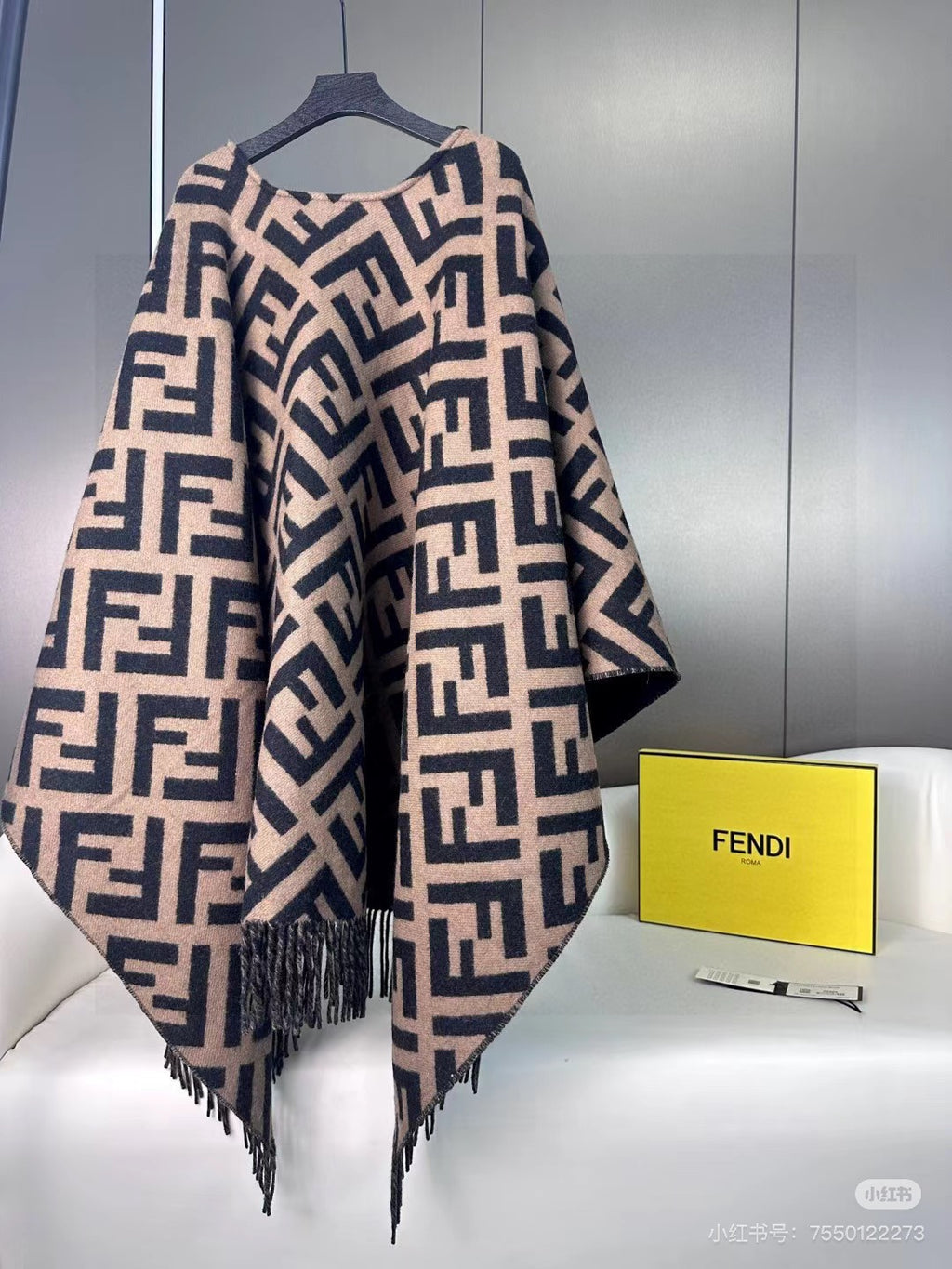 W1R86F19 Popular cape