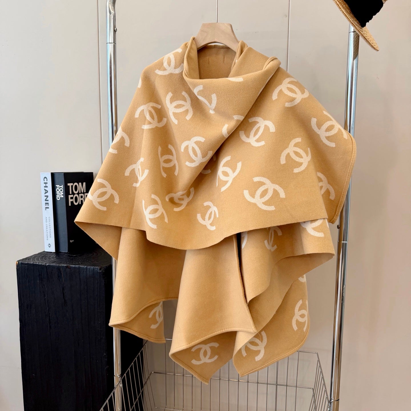 W1R86C60 Popular cape