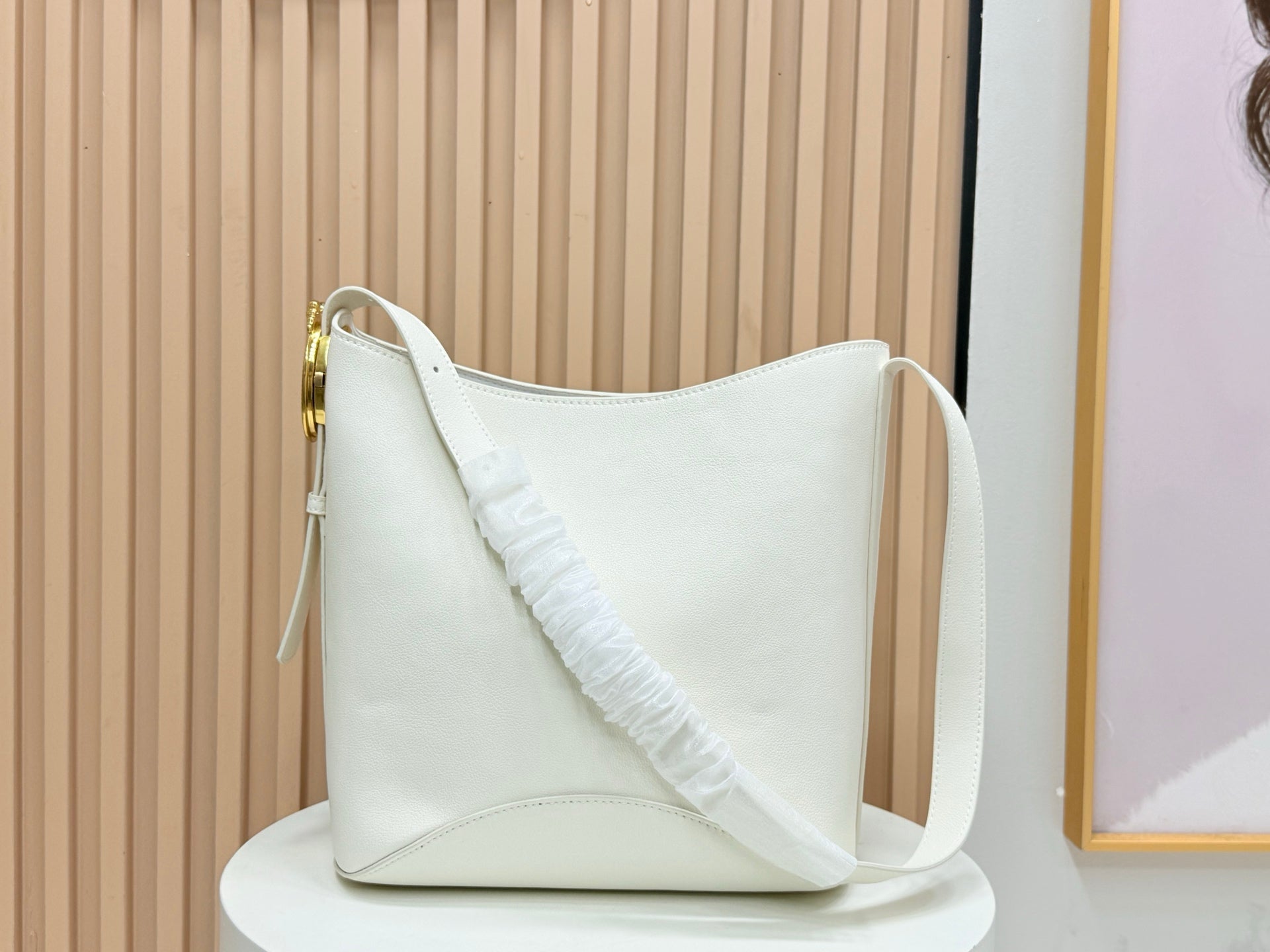 B1R76D45 Popular leather bag