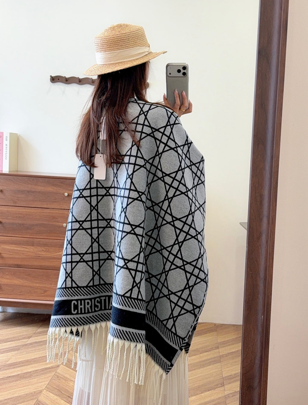 W1R86D66 Popular cape