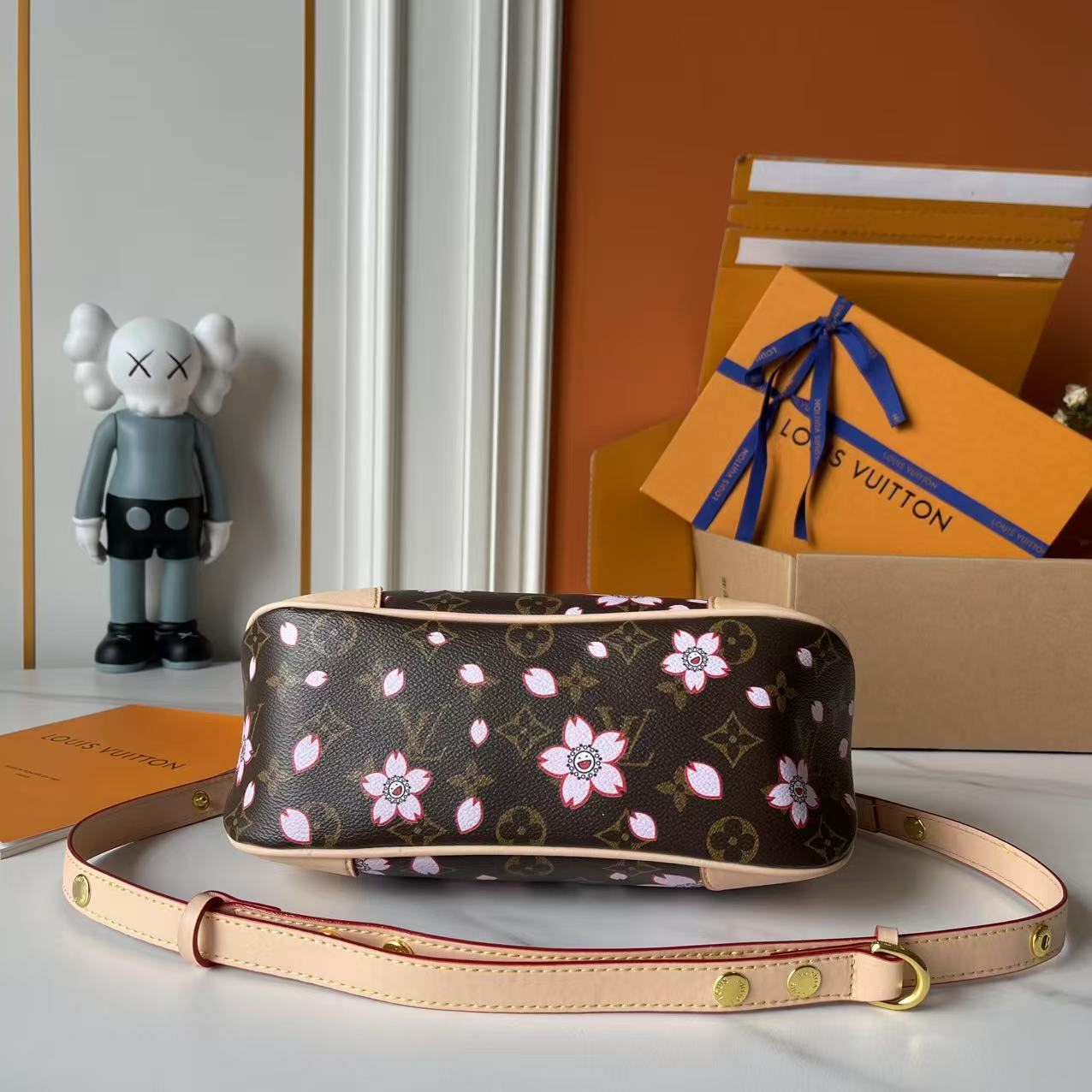 B1R76E01 Popular leather bag