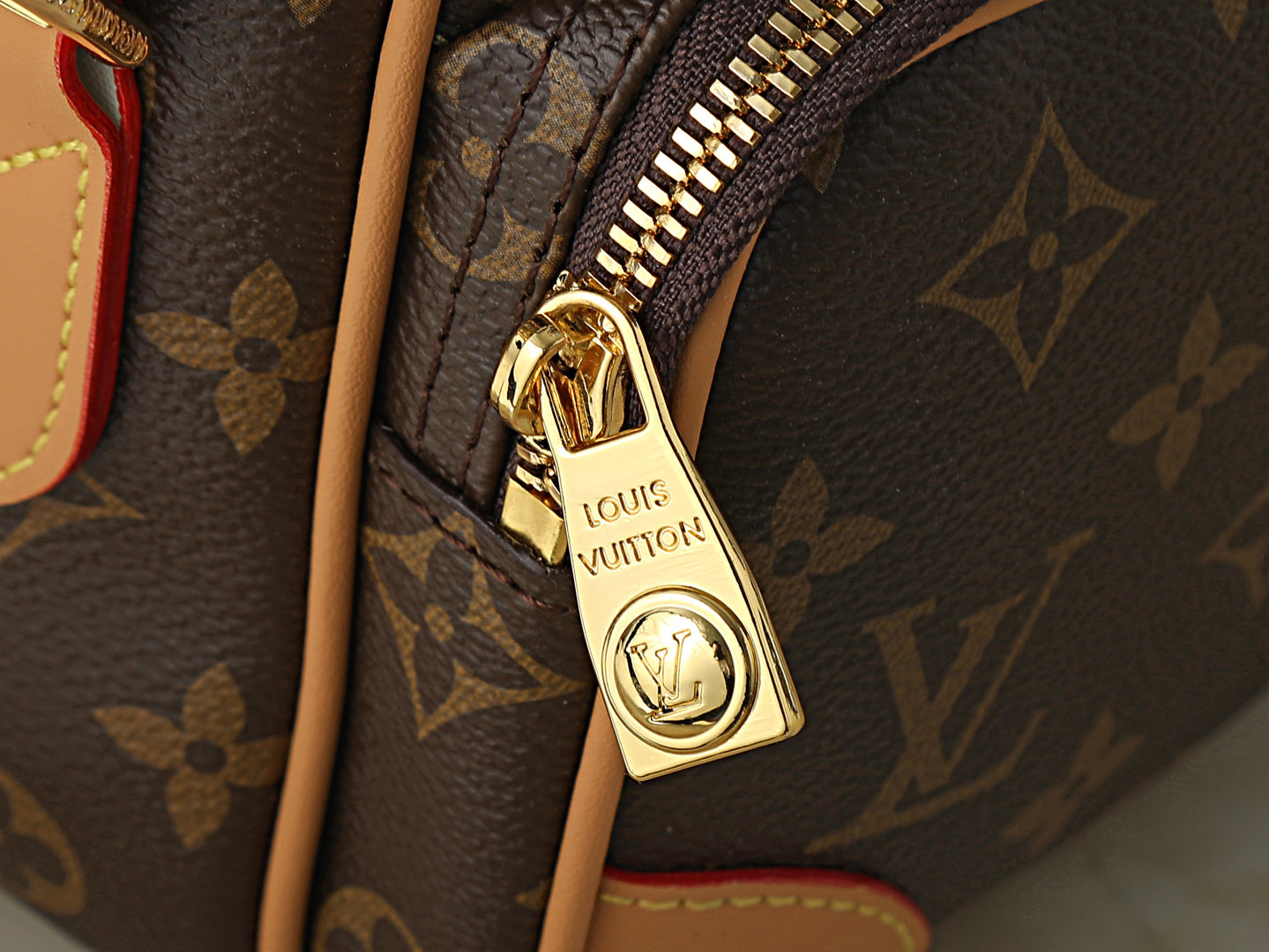 B1P46E108 Popular leather bag