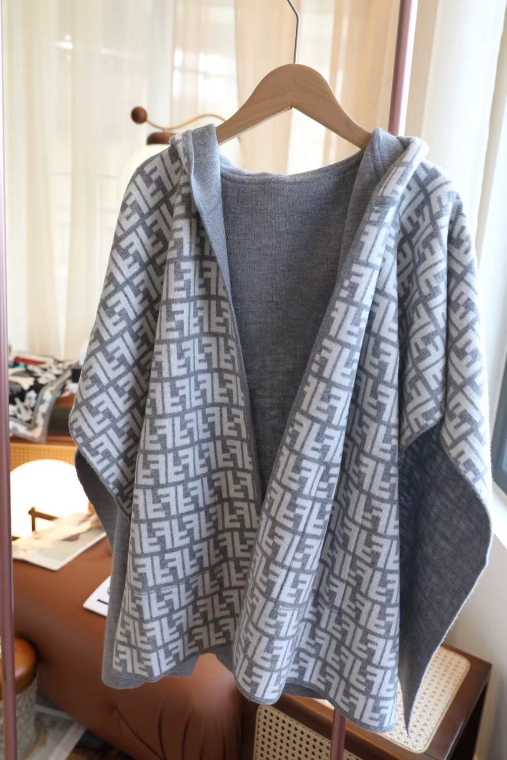 W1R86F15 Popular cape