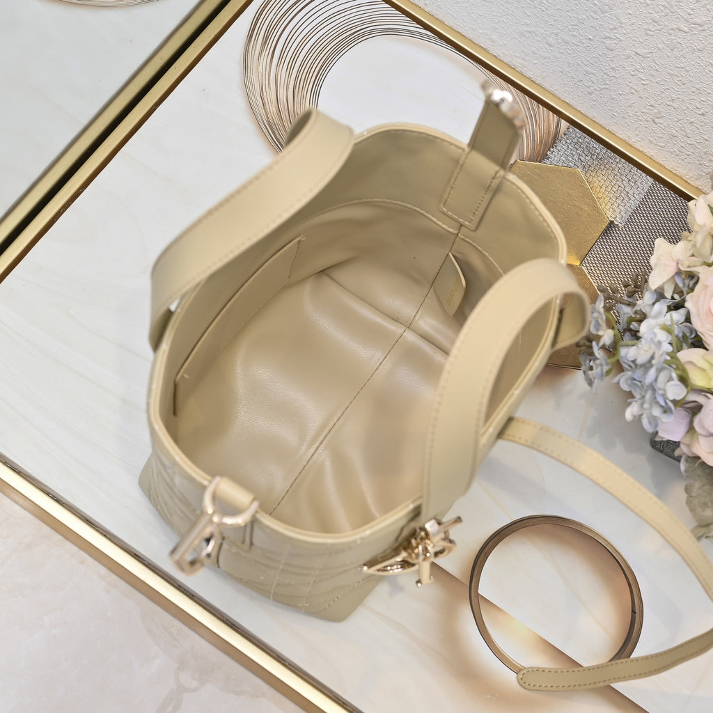 B1W15D17 Popular leather bag