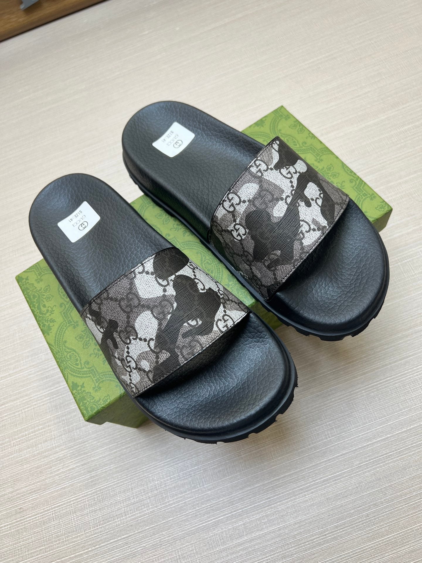 Z5X76B4 Popular slippers