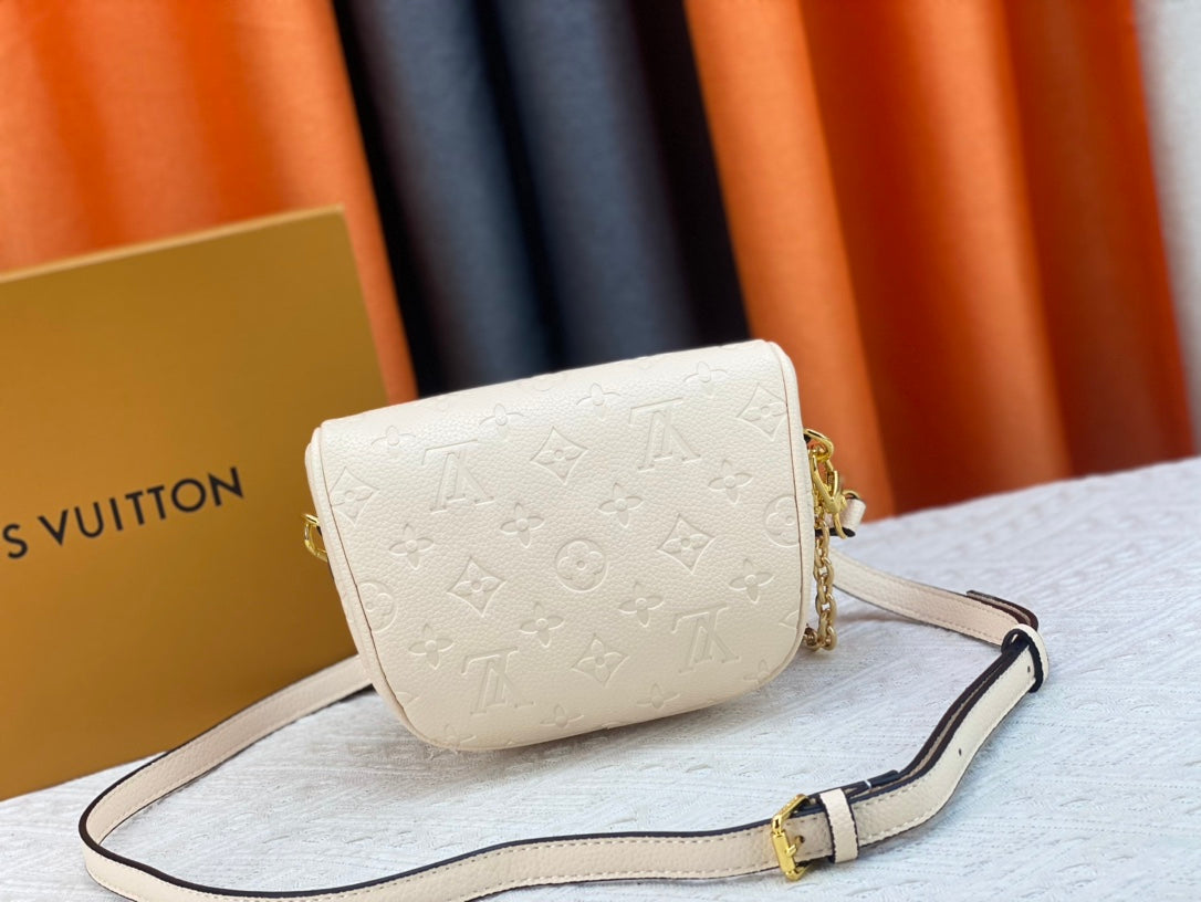 B1N55E57 Popular  leather bag