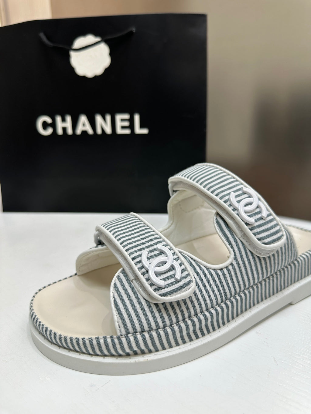 Z1R45C1  Popular sandals