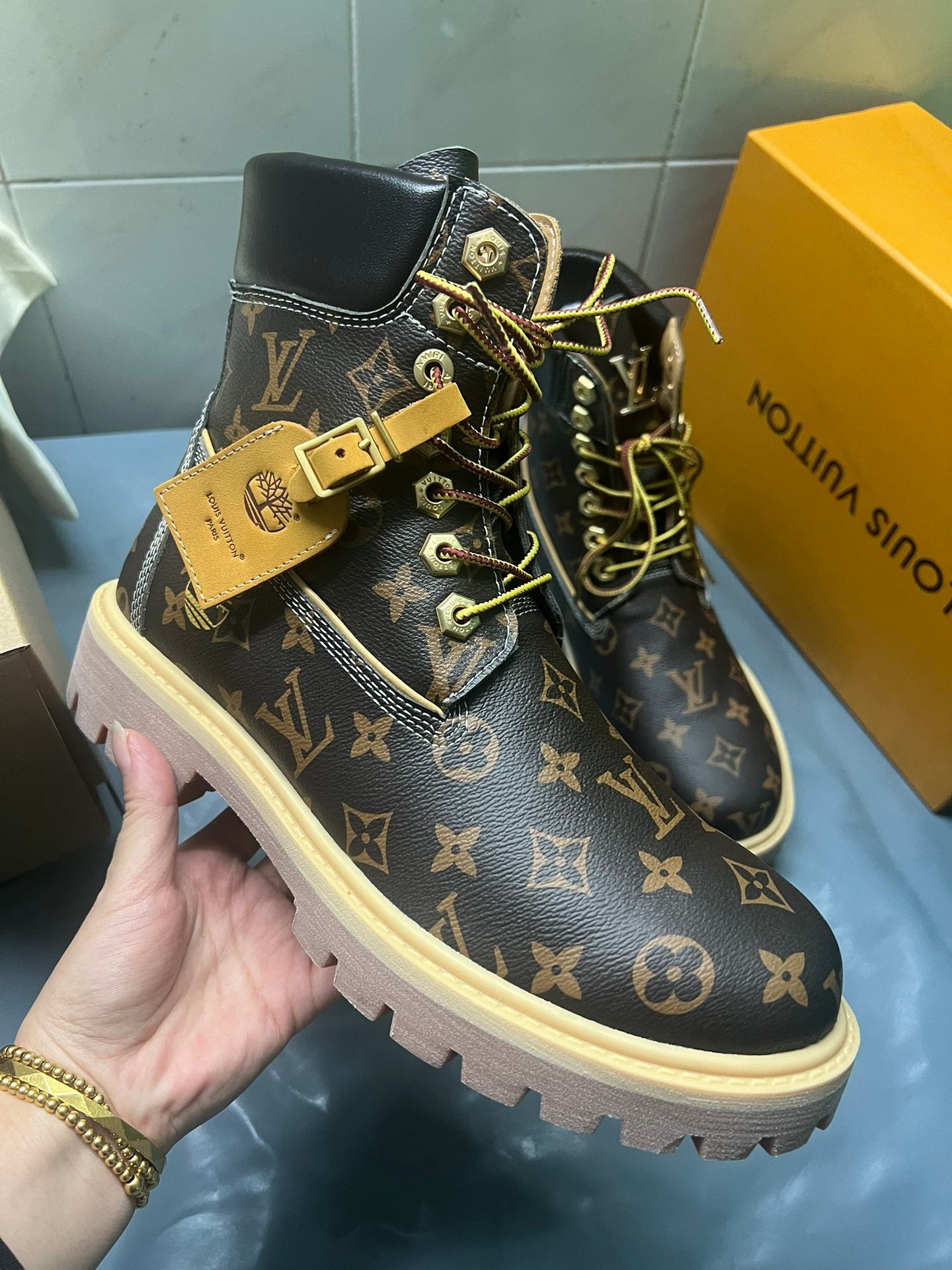 Z2Q105E382 Popular high-quality leather Boots