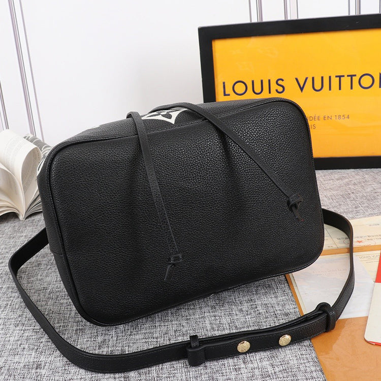 B12X61E04 Popular leather bag 