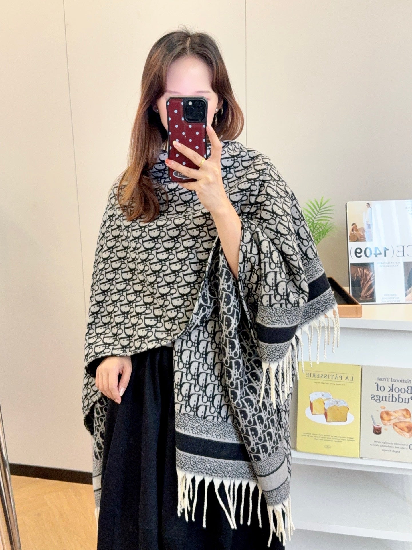 W1R86D10 Popular cape