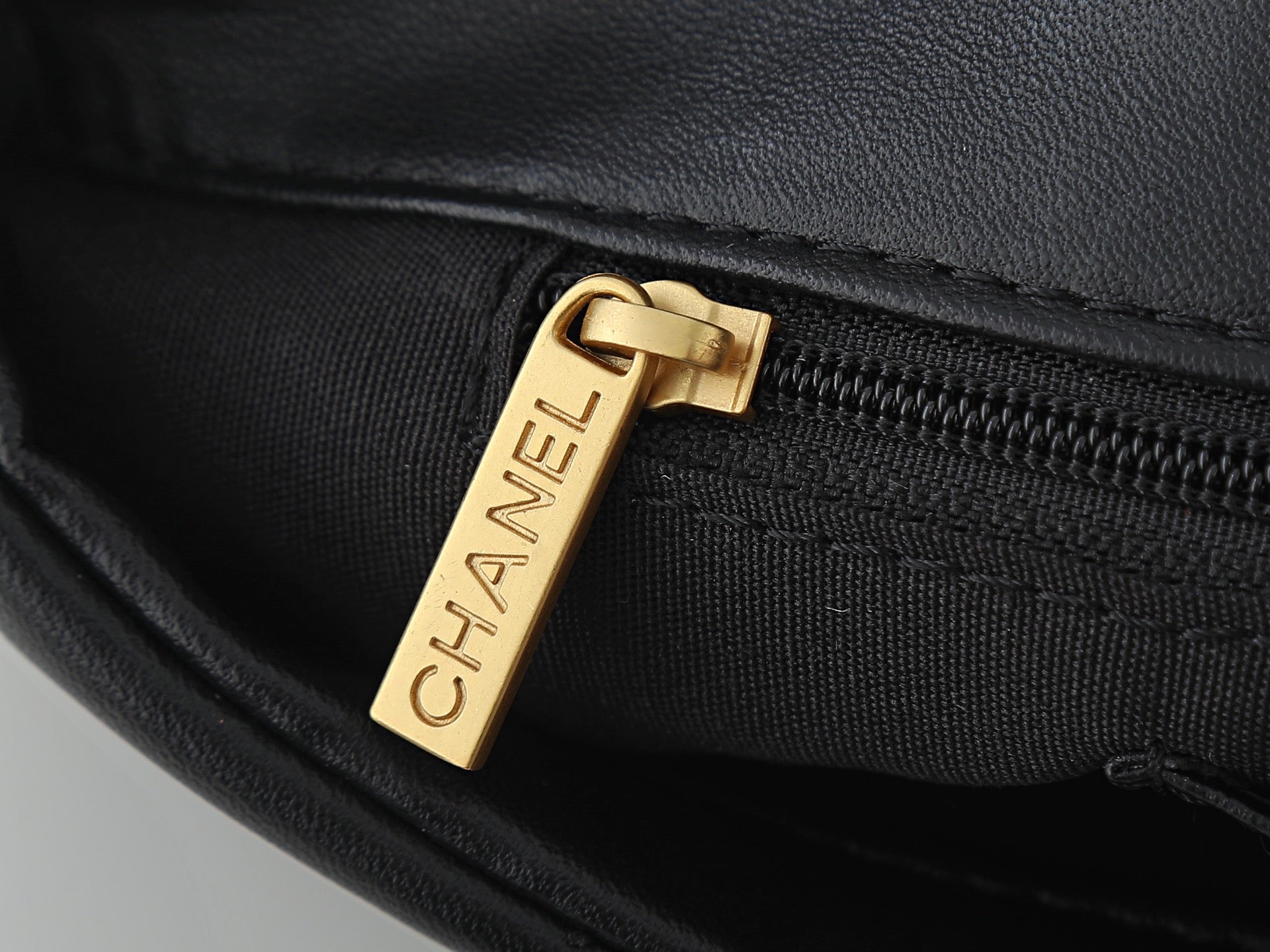 B1R76C28 Popular leather bag