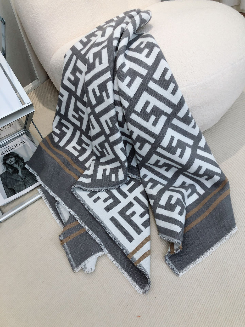 W1R86F28 Popular cloak