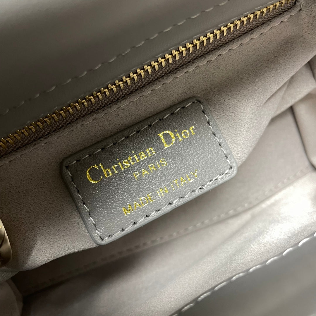 B1R15D139 Popular leather bag