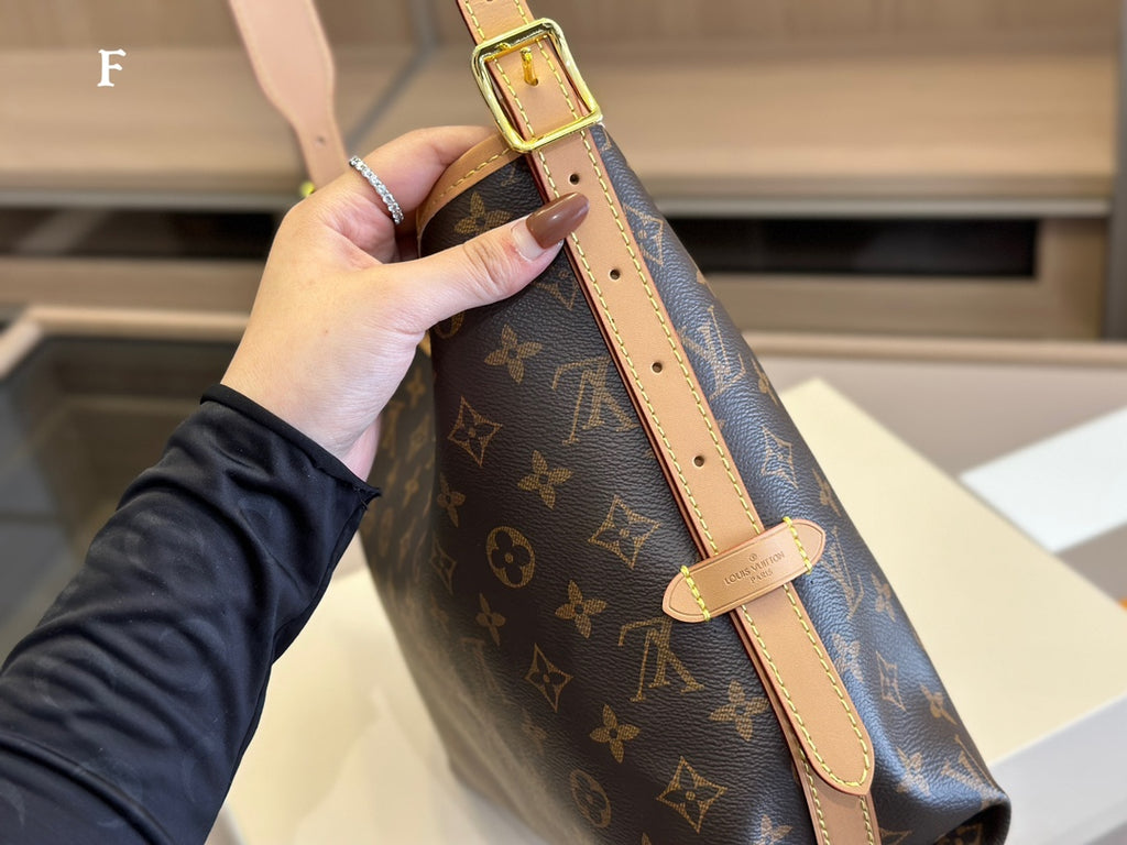 B6X103E136 Popular  leather bag 