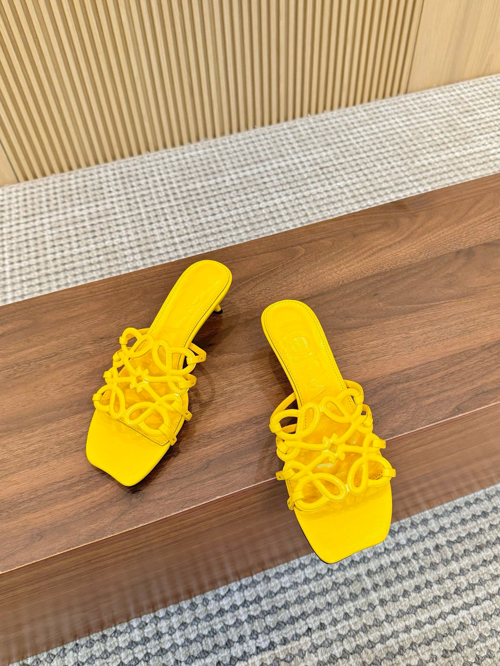 Z2Q55A33 Popular  leather Slippers