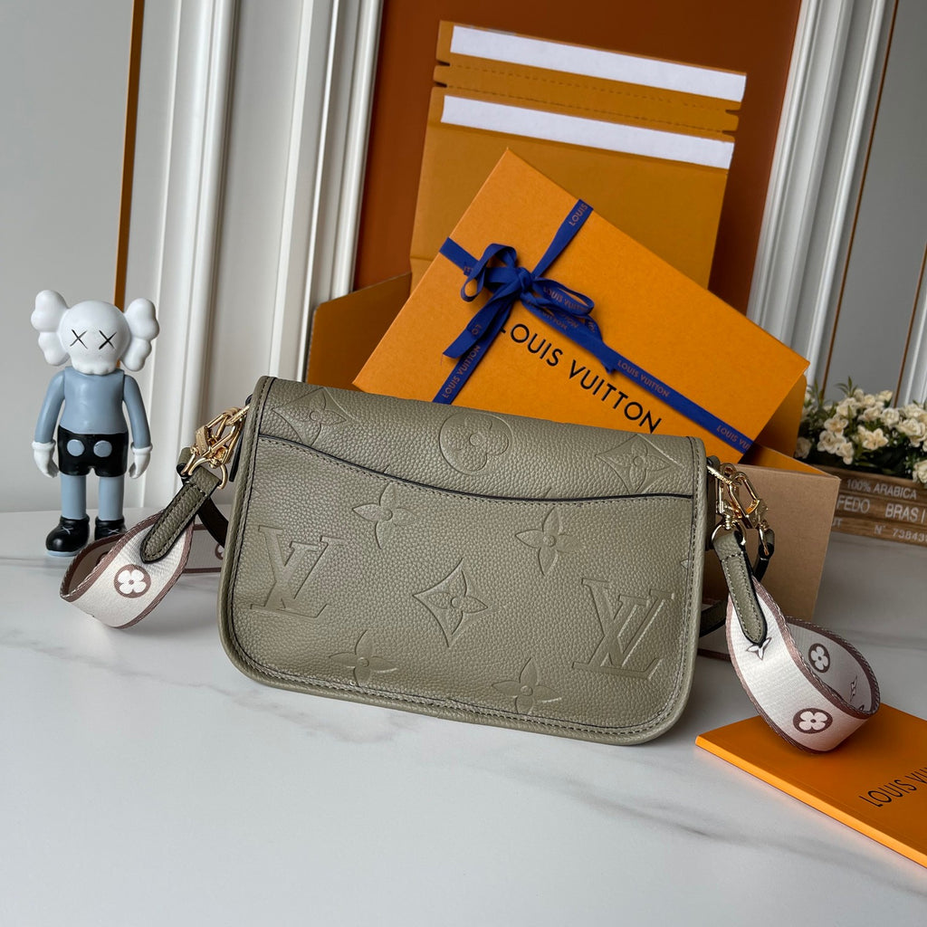 B1P36E38 Popular leather bag