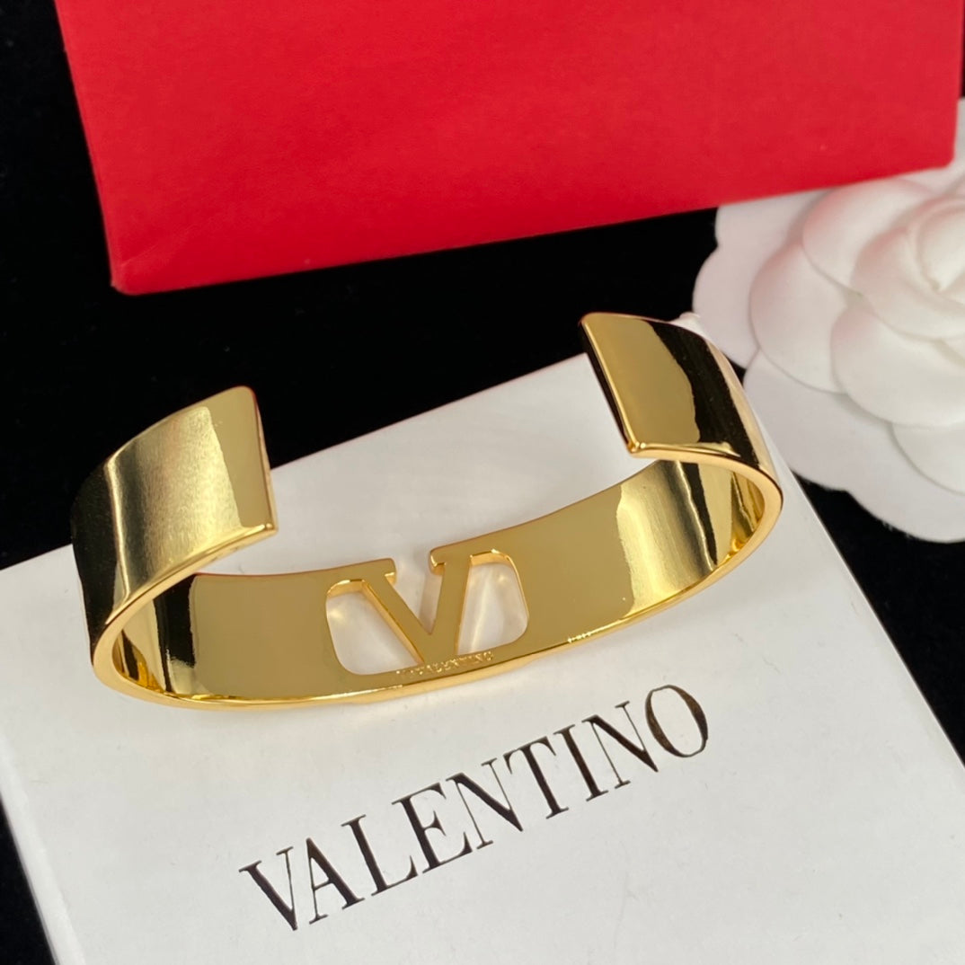 X1X33VL437K  Popular bracelet