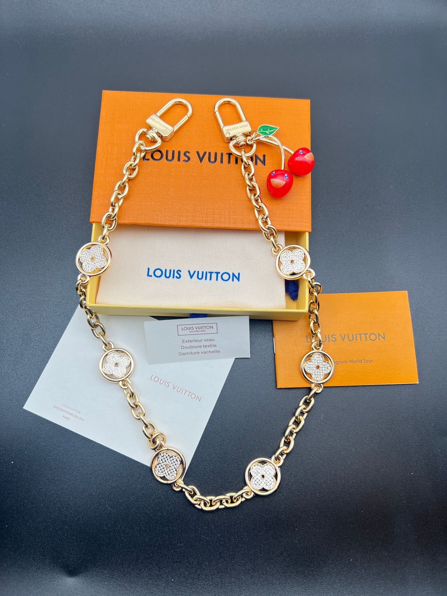 A1Z105E32 Popular bag 's charms accessories