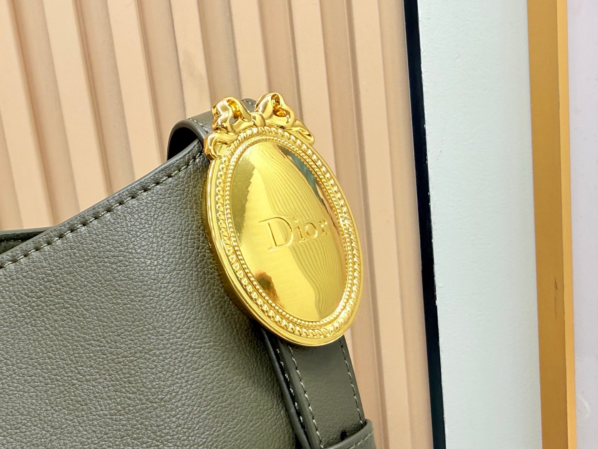 B1R76D45 Popular leather bag