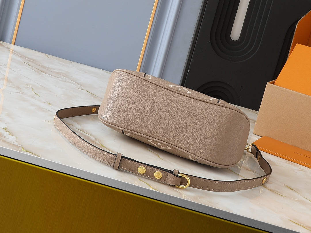 B1R76E48 Popular leather bag