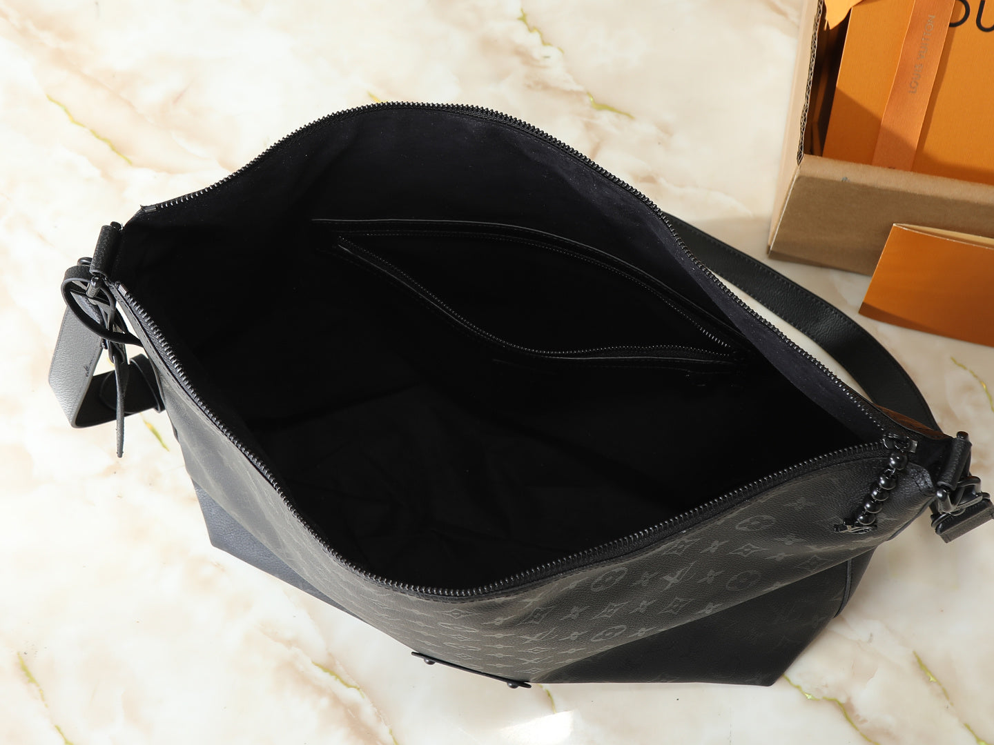 B1P36E24 Popular leather bag