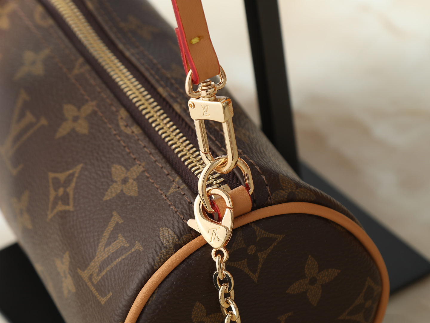 B1N56E21 Popular leather bag
