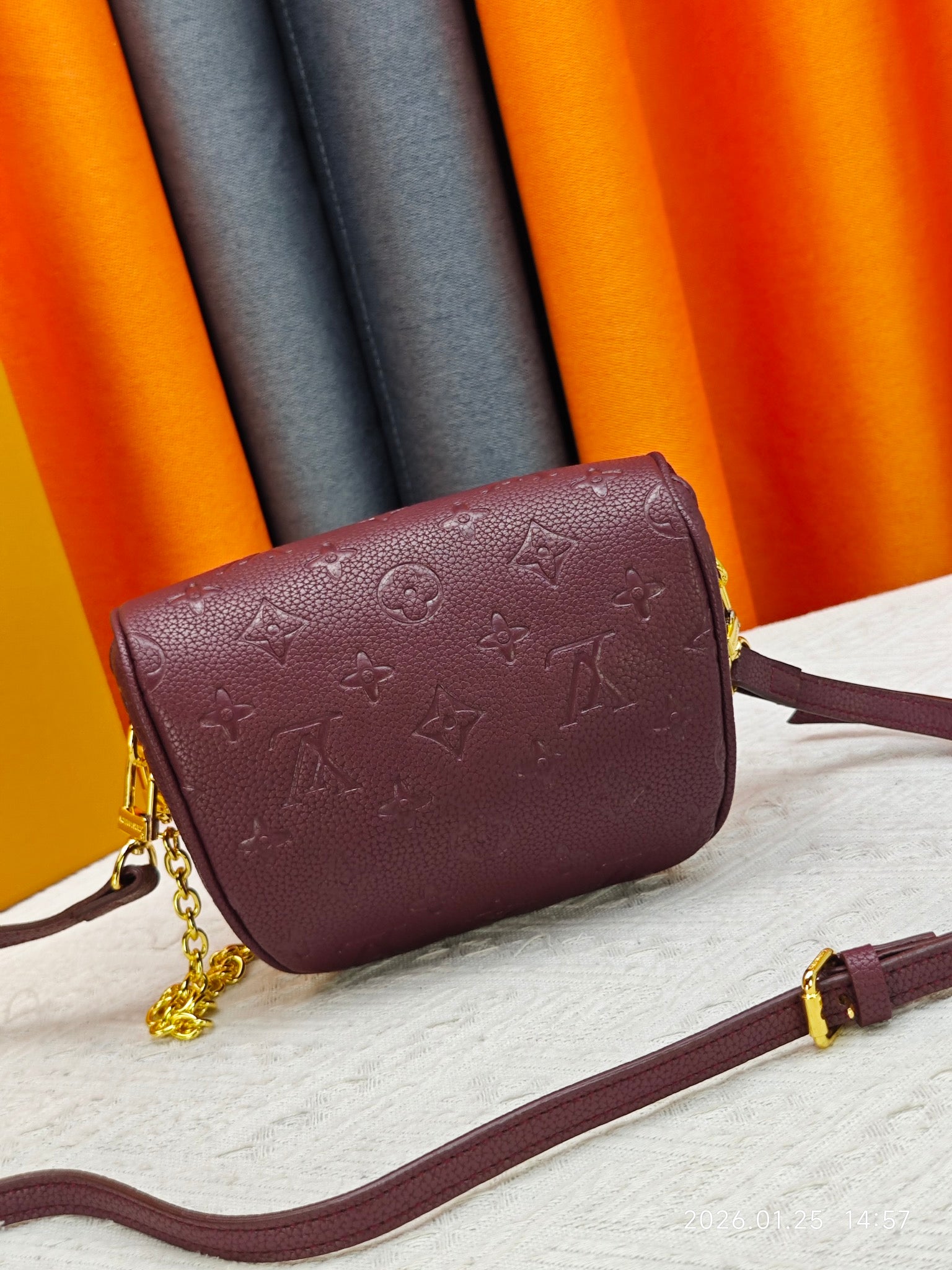 B1P46E75 Popular leather bag