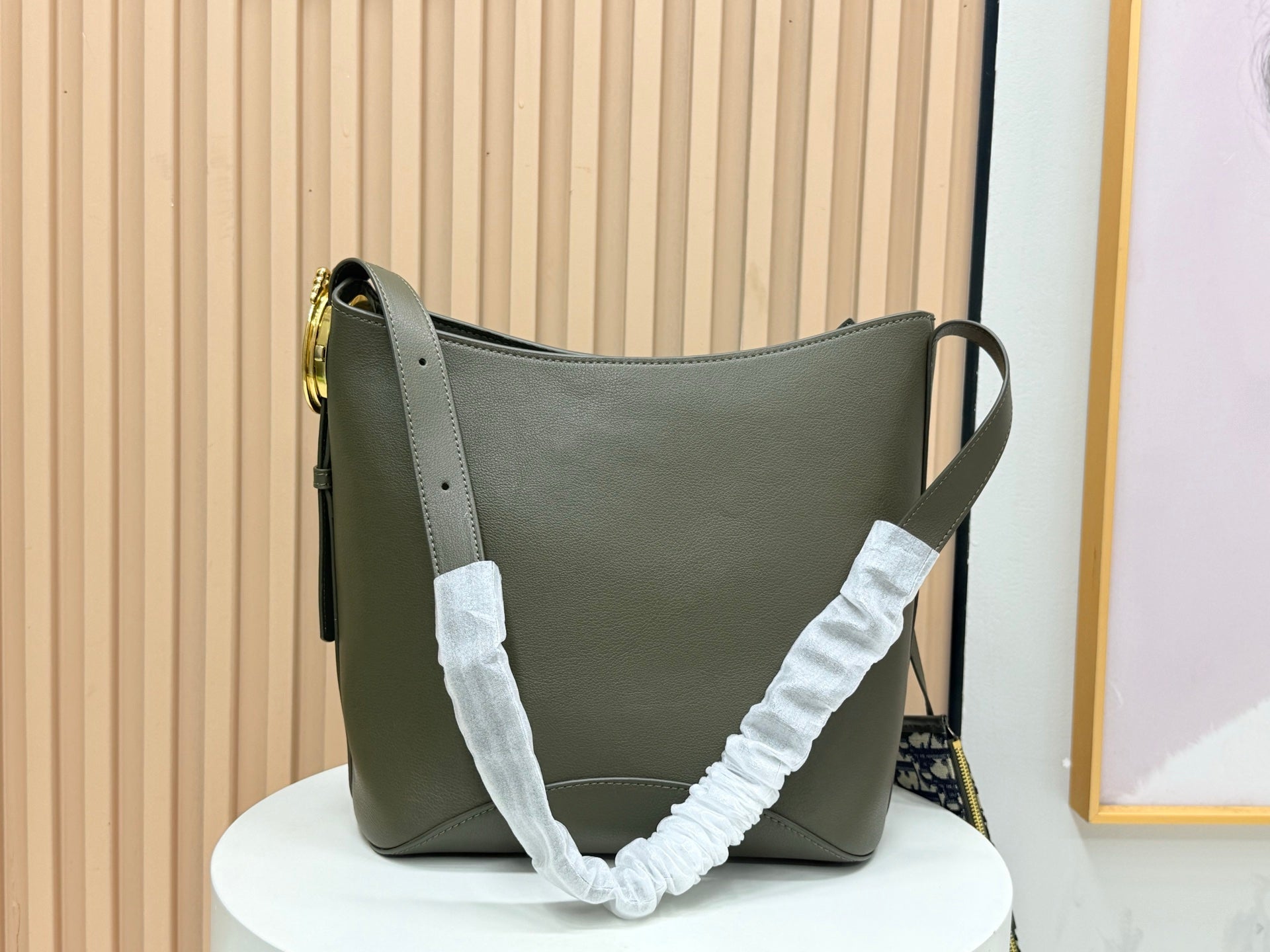 B1R76D45 Popular leather bag