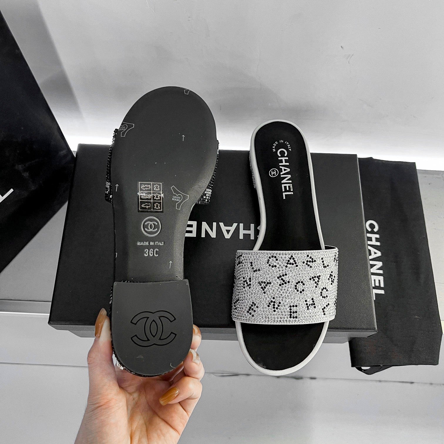Z1ZC57 Popular sandals