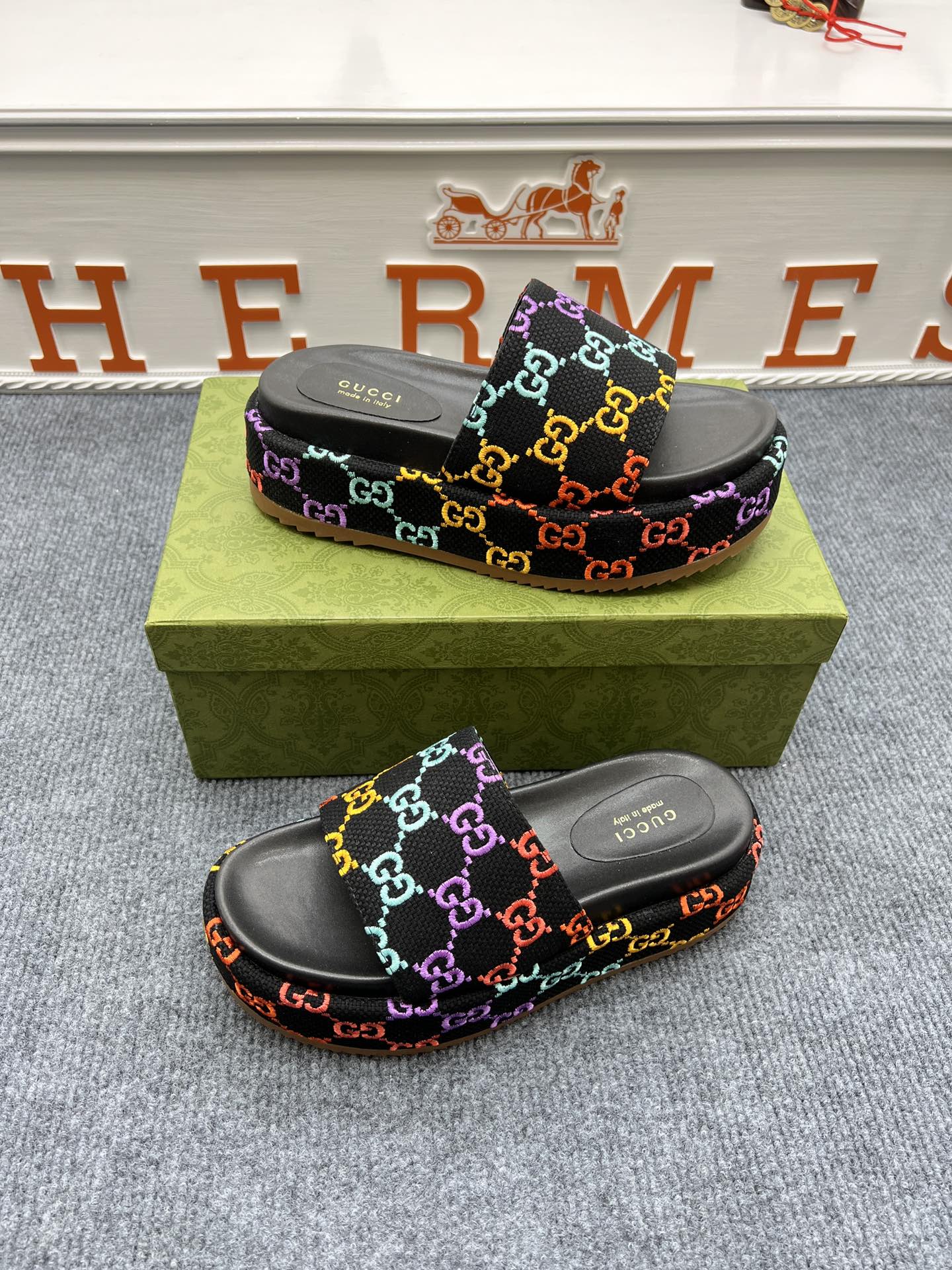 Z5YB72 Popular leather sandals