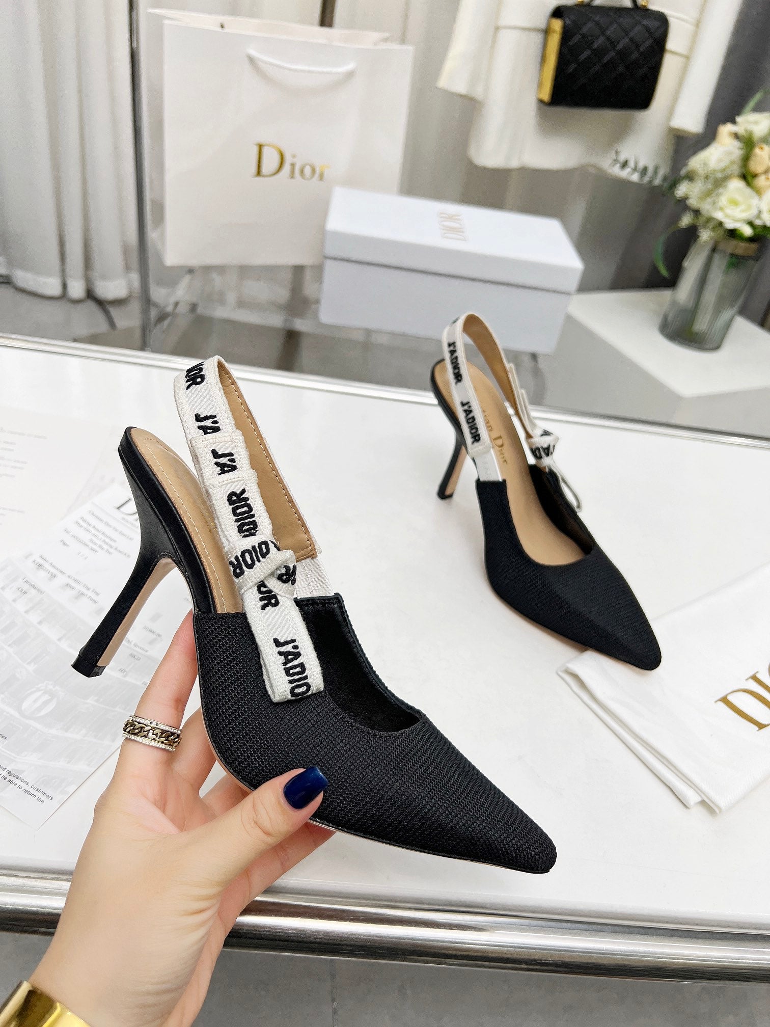 Z2Q55D44  Popular leather High heels