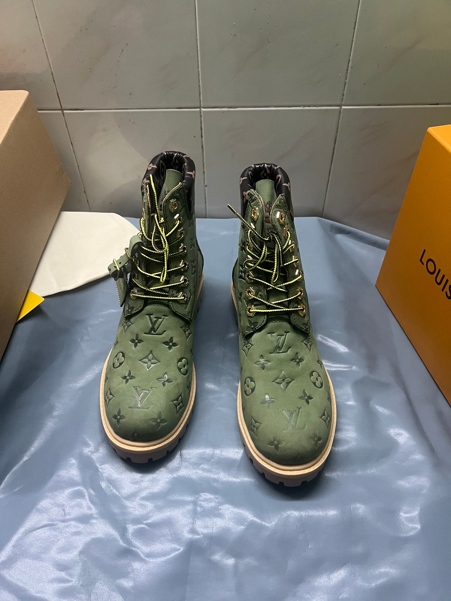 Z2Q105E382 Popular high-quality leather Boots