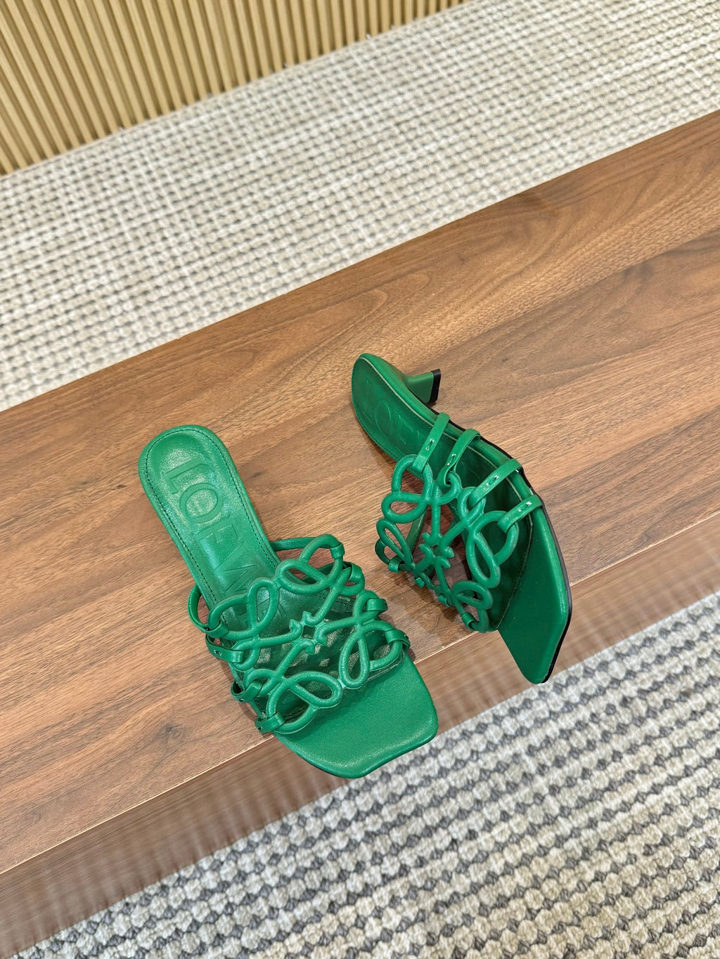Z2Q55A33 Popular  leather Slippers