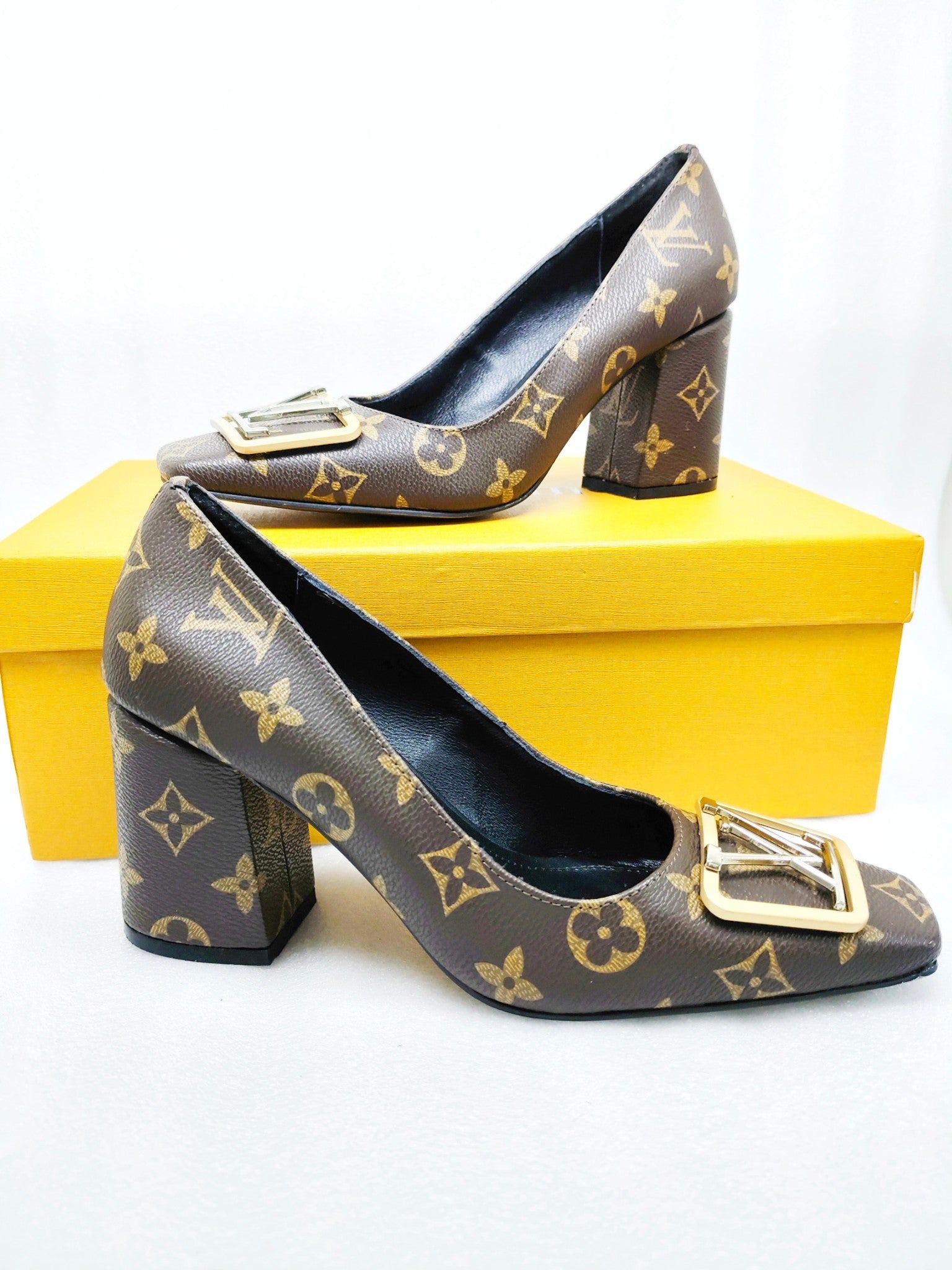 Z2R45E28  Popular leather  High heels