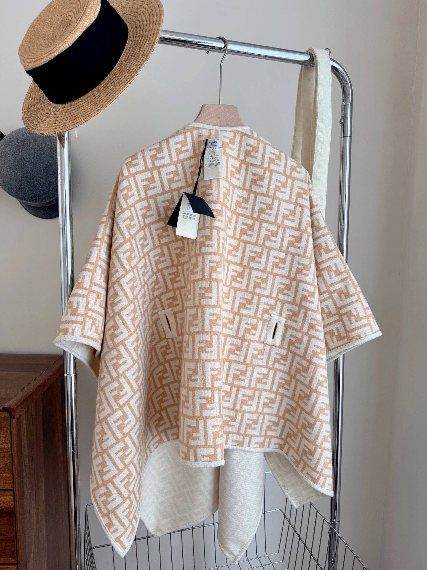 W1R86F43 Popular cape
