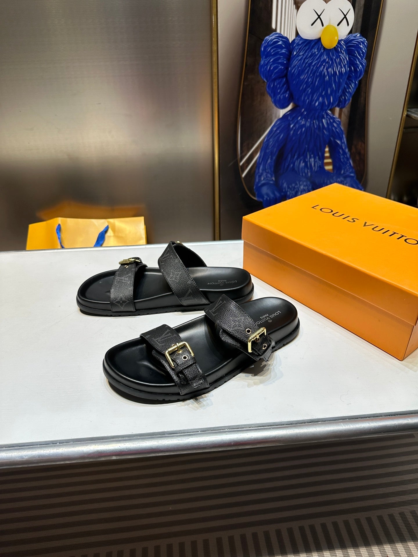Z1ZE10 Popular sandals