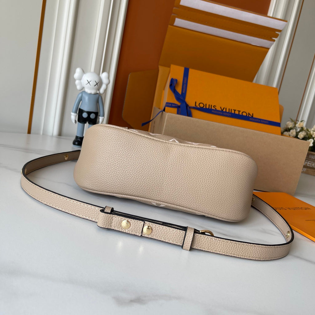 B1R76E01 Popular leather bag