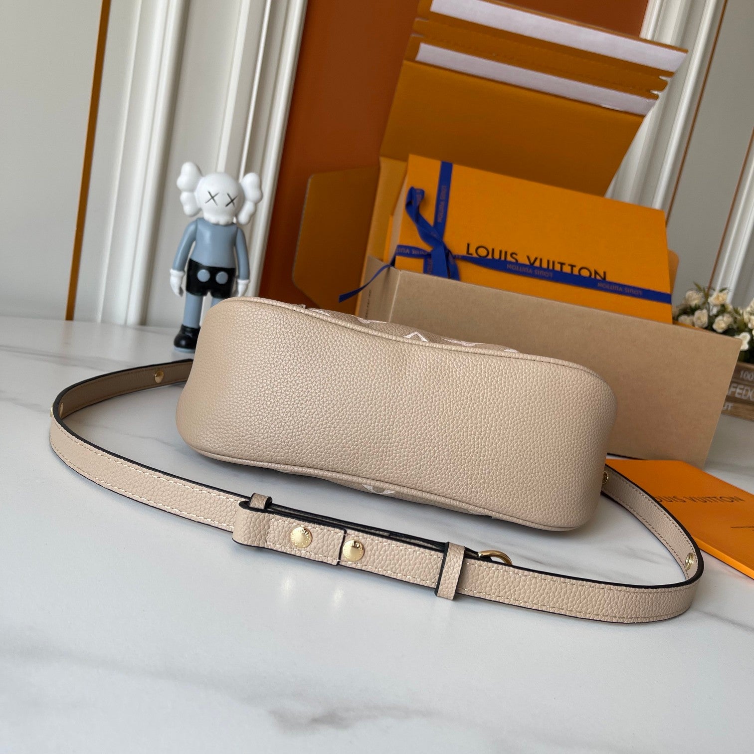 B1R76E01 Popular leather bag