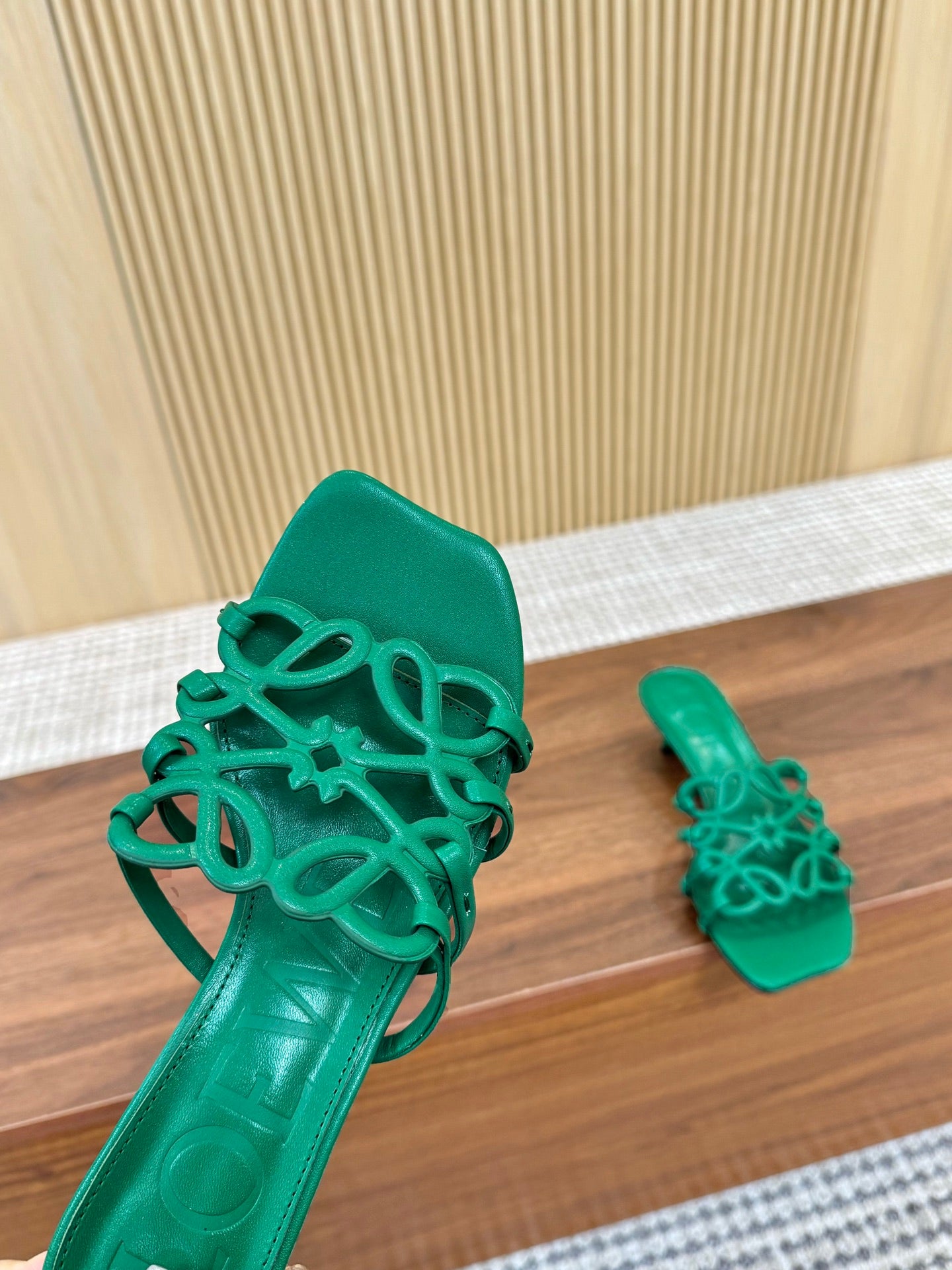 Z2Q55A33 Popular  leather Slippers