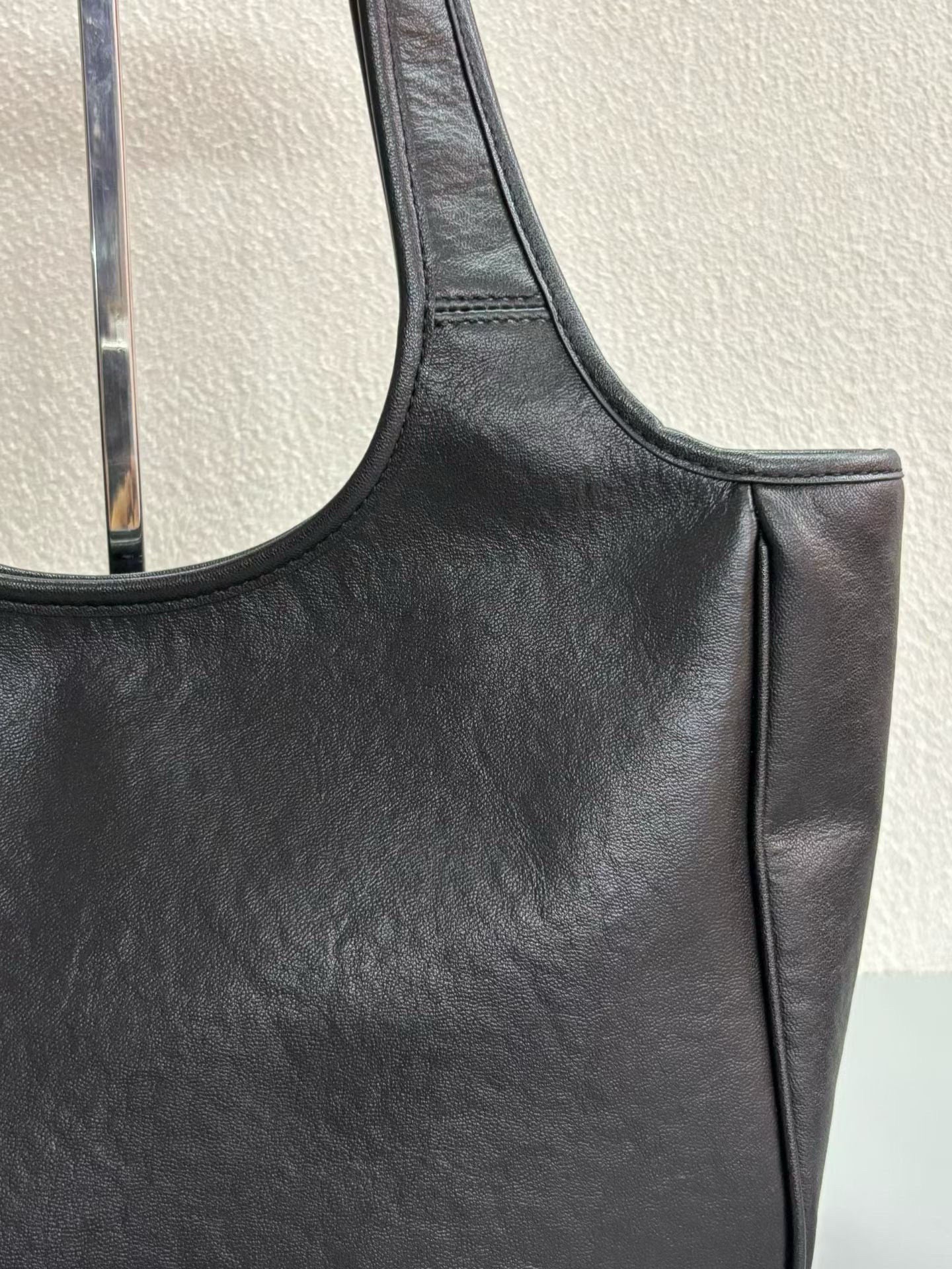 B1N36J11 Popular leather bag