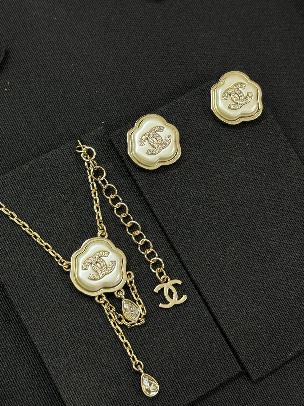 X1Q95C119X Popular Necklaces. Earrings
