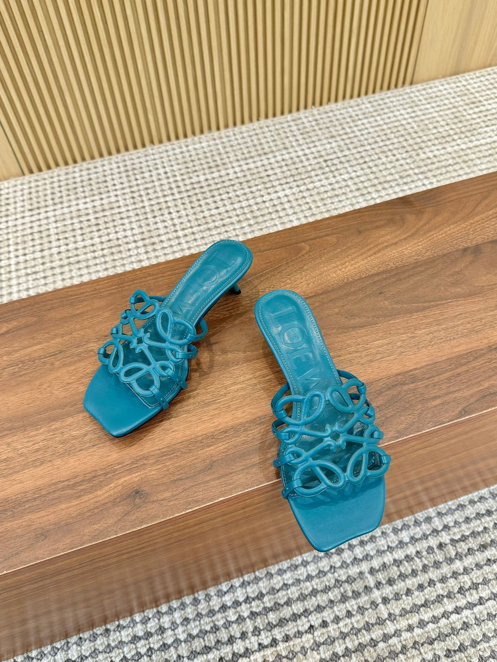 Z2Q55A33 Popular  leather Slippers