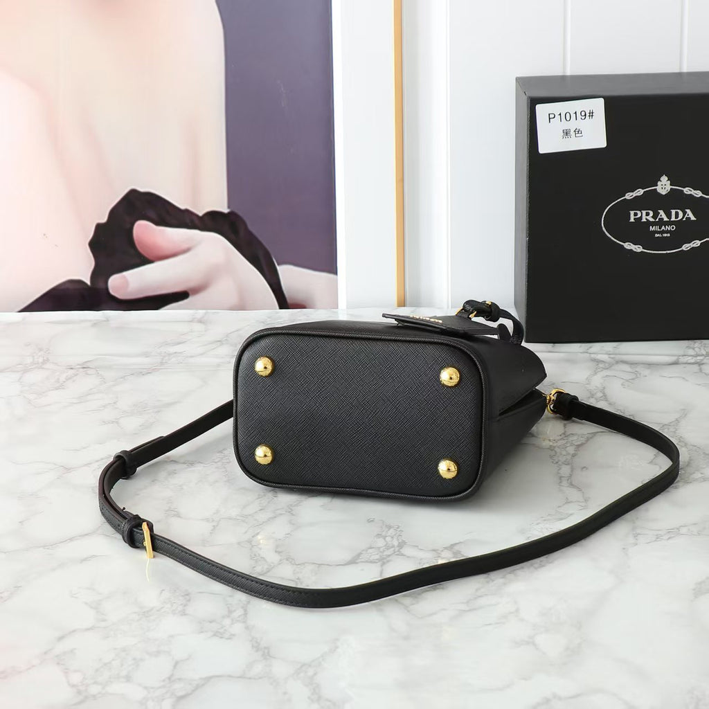 B1W35P102 Popular  leather bag