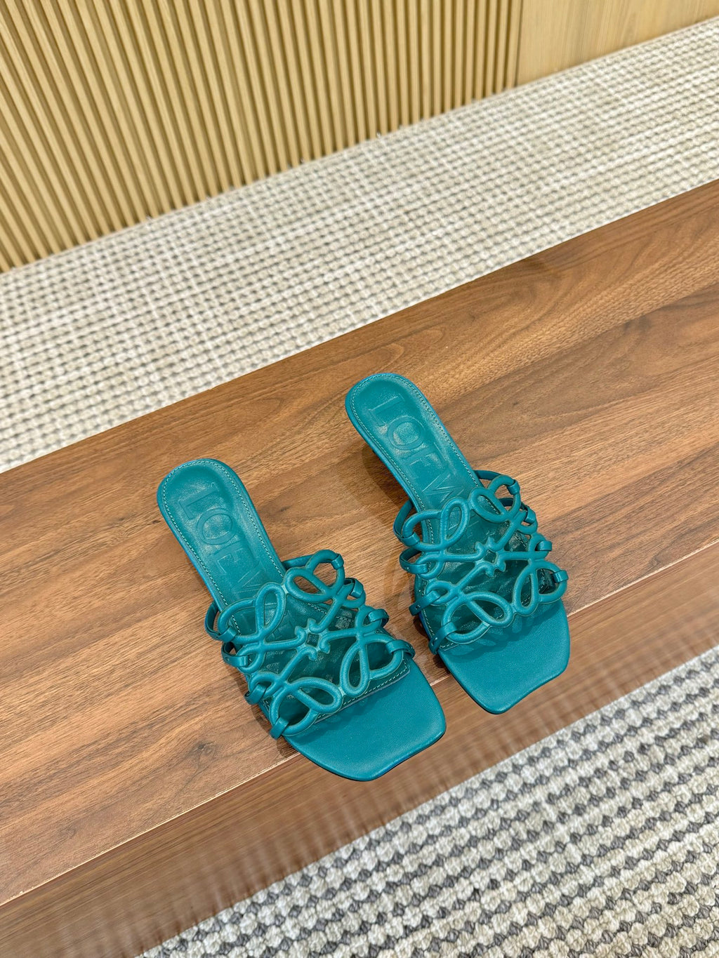 Z2Q55A33 Popular  leather Slippers