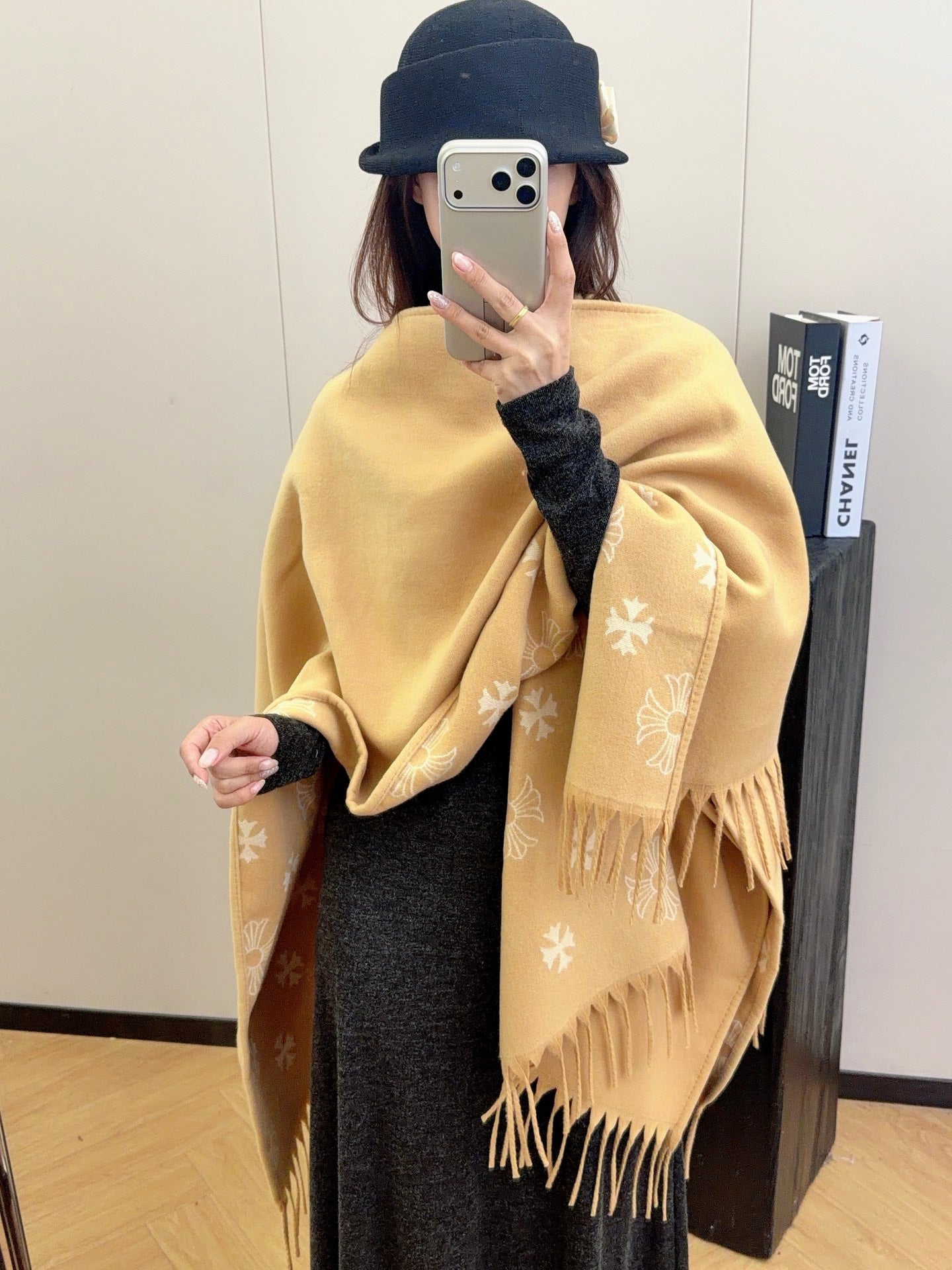 W1R86A57 Popular cape