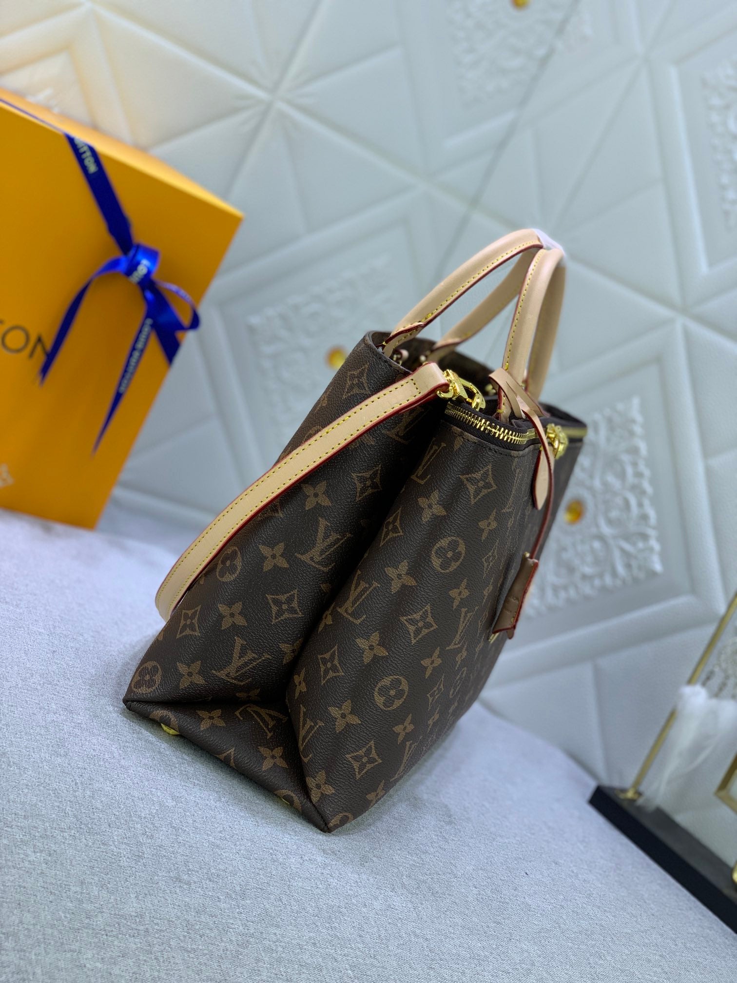 B12X44E330 Popular   leather bag 