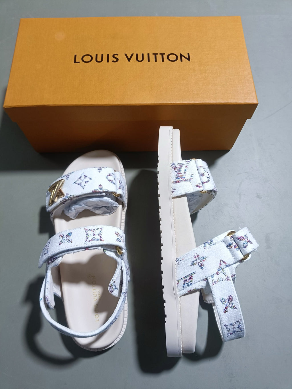 Z5LE211 Popular sandals