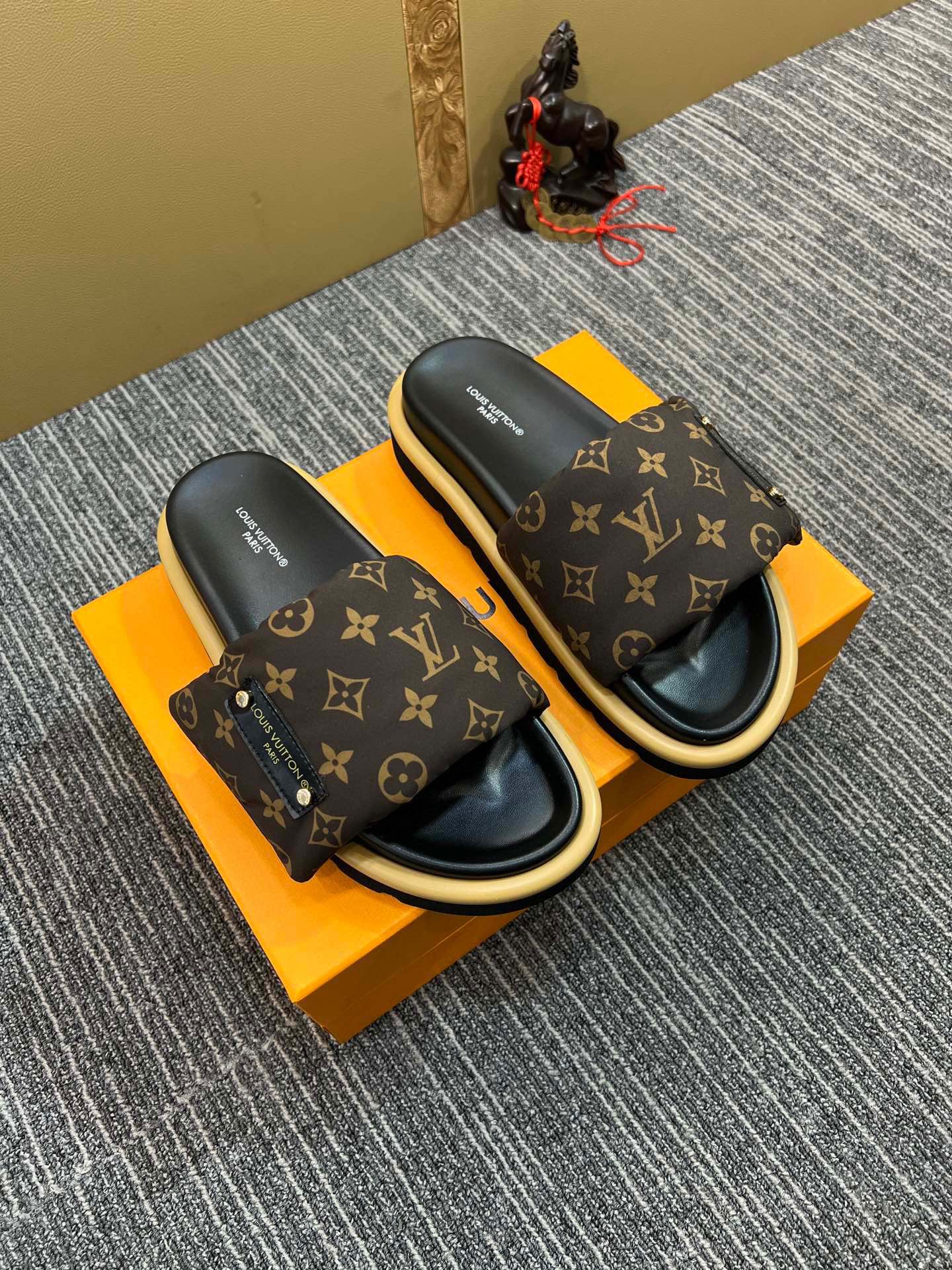 Z5XE118 Popular leather quality Slippers